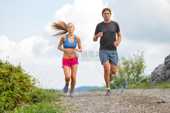 在户外跑步的青年男女图片