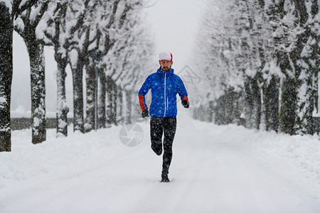 在雪地跑步的男性图片