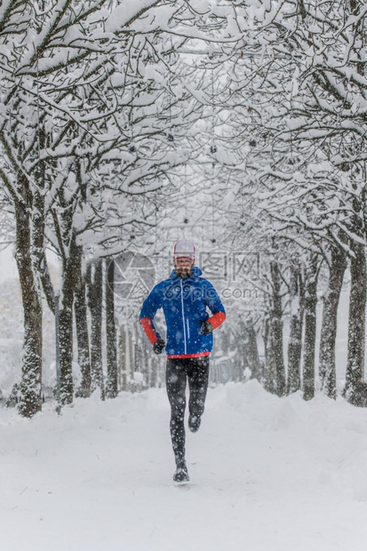 在雪地跑步的男性图片