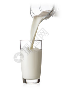 食物牛奶倒入玻璃杯从壶倒入杯中在白色背景上隔开的玻璃罐中牛奶倒灌到玻璃瓶中的杯乳糖酸奶图片