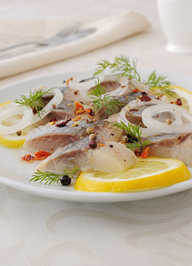 饮食开胃菜洋葱柠檬和香料腌鲱鱼片xAxA晚餐图片
