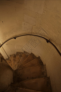 古董螺旋楼梯塞皮亚脚步金属的磨损图片