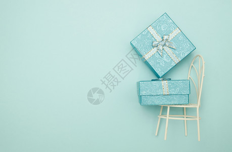 思考玩具娃蓝背景的礼品盒和铁椅子有抄写空间情人节概念小型的图片
