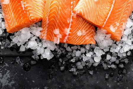 鲜生鲑鱼在冰上的鲜生鲑鱼切片一顿饭肉晚餐图片