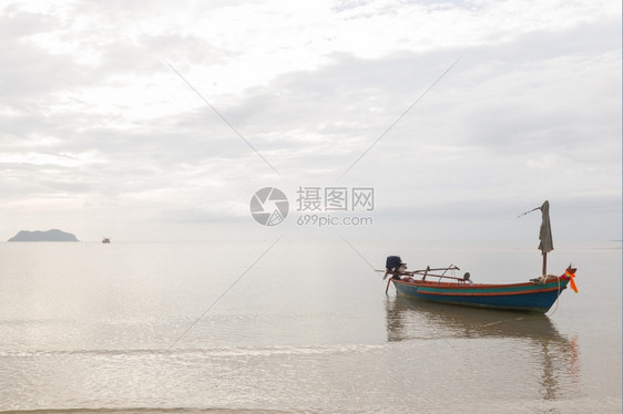 水漂浮小渔船晚上公园在海边的滩上小渔船发动机图片