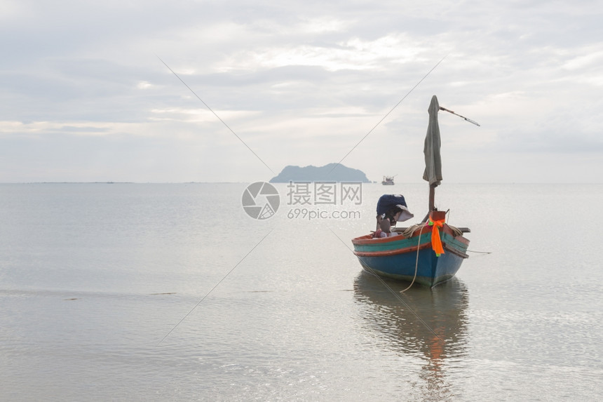 云水小渔船晚上公园在海边的滩上小渔船夏天图片