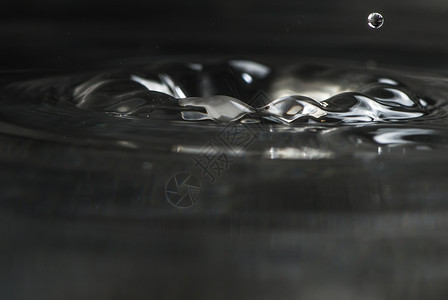 水滴下宏观拍到的深色底王冠抽象的气泡图片