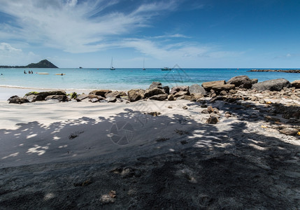海滩上的阴影和岩石在圣卢西亚有海和船背景的滩上出现影子和岩石运动假期西方图片