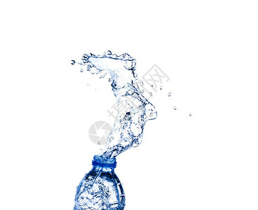 一种溅湿的从塑料瓶子上喷水图片
