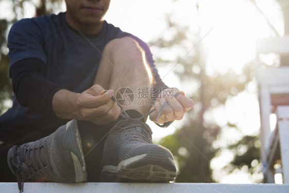 户外运动系鞋带的年轻人图片