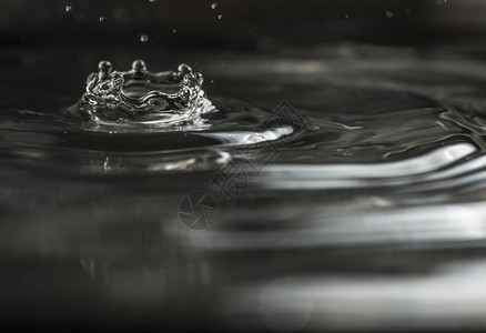 水滴下宏观拍到的深色底波纹洗王冠图片