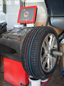 技术工人在车间中平衡轮胎与车机械制行业使固定图片