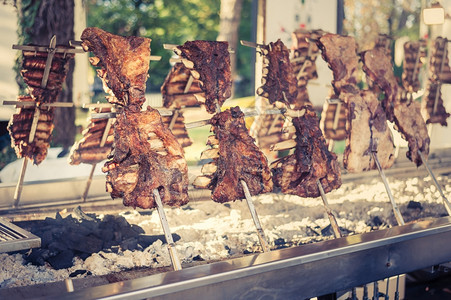 烘烤厨师阿萨多根廷传统烧烤炉牛肉煮在火堆周围的垂直烤架上食物图片