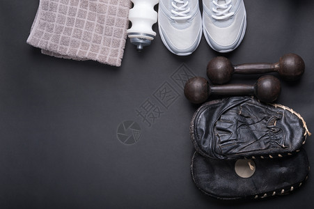 用黑色背景附件进行拳击训练的旧黑色打字板和深底饰品老的鞋目图片