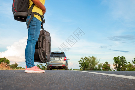 春天女游客旅行时在路上的女游者美丽自然图片