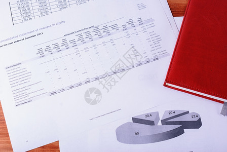 笔记办公室表格上的说明和财务报以及上的明细和财务图业概念账单帐户图片
