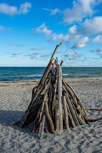 天然海滩上铺设的木柴观光头堆叠的图片