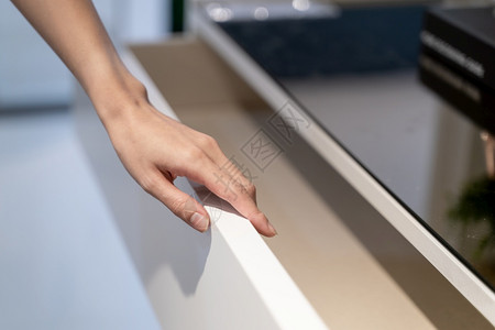 橱柜拉栏办公室妇女打开架子在柜里拉开抽屉木家庭抓住背景