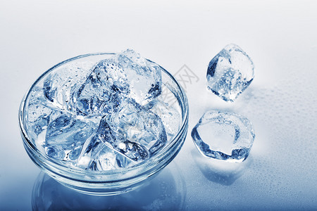 湿桌上玻璃盘中的冷冻冰块玻璃盘中的冷冻冰块碎液体冬天图片
