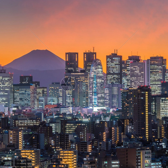 东京摩天大楼和远处的富士山图片