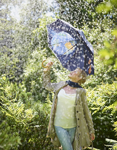 美丽成年女人和雨伞季夏日庇护所绿色图片