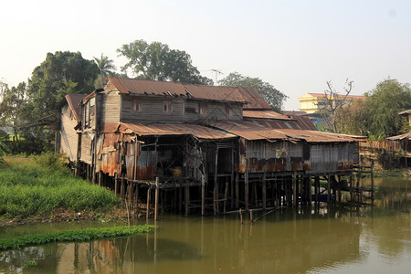 沿运河的旧木屋场景传统的图片