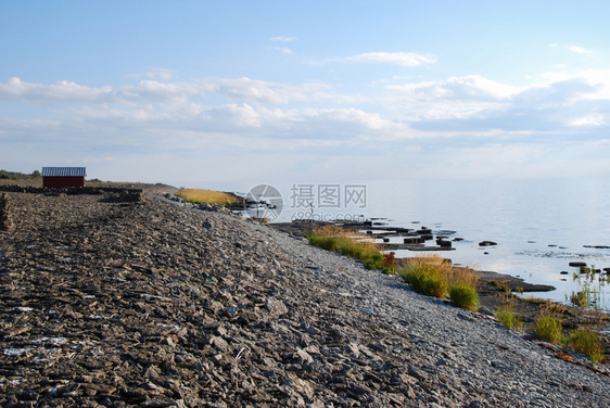 天空石质鹅卵波罗的海西德岛奥兰沿风景与平静水面图片