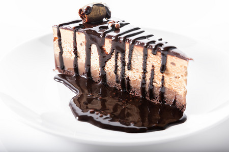 美食巧克力蛋糕配酱特写在白色背景巧克力蛋糕配酱特写在白色背景甜的庆祝图片