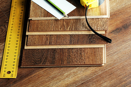 控制板重塑公寓木质背景上的层压地板和工具木质背景上的层压地板和工具图片