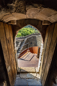 阿鲁斯内部的从葡萄牙科英布拉附近罗曼斯克卢萨城堡的守望塔内侧看见的哥特门防守图片