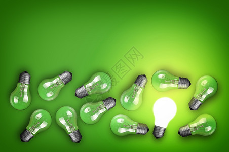 力量活用一排灯泡和照明构思概念绿色图片
