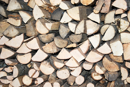 有质感的木材桩明亮柴堆积在一座旧木棚里的细节图片