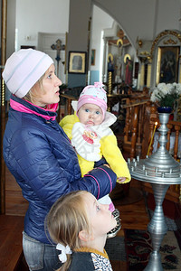 圣坛希望母亲和她的小女儿在教堂里祈祷母亲和她的女儿们在教堂里祈祷人类图片