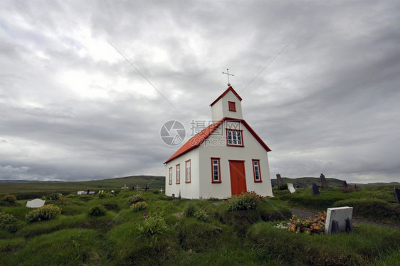 经过根据冰岛传统和对萨迦的信仰携手并进木制教堂被环绕加上阴暗的天气描绘出这种宗教感而根据冰岛传统和对撒迦的信仰是紧密相连的和平崎图片
