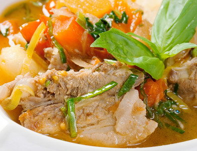萝卜加布伦汤欧洲的Garbure粗厚的法国汤或火腿炖菜配有卷和其他蔬图片