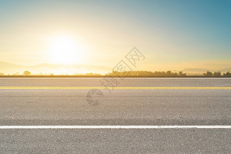 驾驶质地高速公路清空沥青和日出背景的天空自然观图片