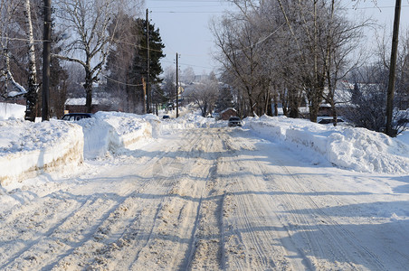 小路街道俄罗斯弗拉基米尔地区Kolchugigino小城镇内铺满了积雪的公路树木图片