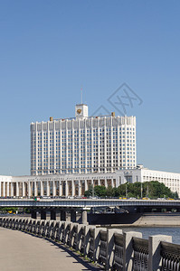 正面建筑学白色的俄罗斯联邦大厦白宫在莫斯科夏日蓝天的景象俄罗斯联邦大厦白宫莫斯科图片