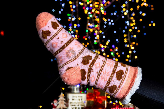 冬腿的圣诞袜子灯光模糊快乐的女孩圣诞节图片