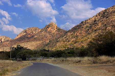 树木塔雷德公路与大山和蓝天空的相片小路非洲图片