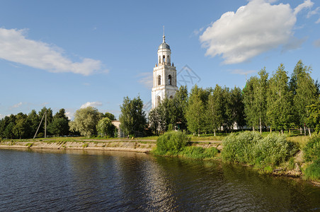 正统俄罗斯桑尼夏日亚拉夫地区波什科诺耶市有旧钟塔的河岸蓝色图片