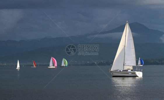 瑞士日内瓦湖风暴天气的多彩帆船白色蓝丰富多彩图片