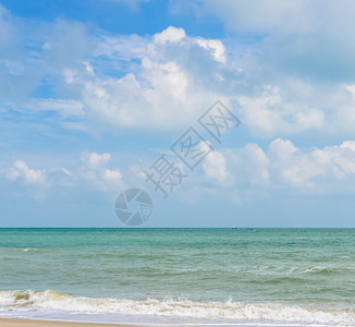 地平线支撑自然热带海景和多云的蓝色天空图片