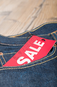 随附的BlueJeans袋中的红色销售标签牛仔裤红色的图片