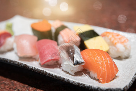送达一套混合的日本寿司配在盘子上亚洲海藻图片