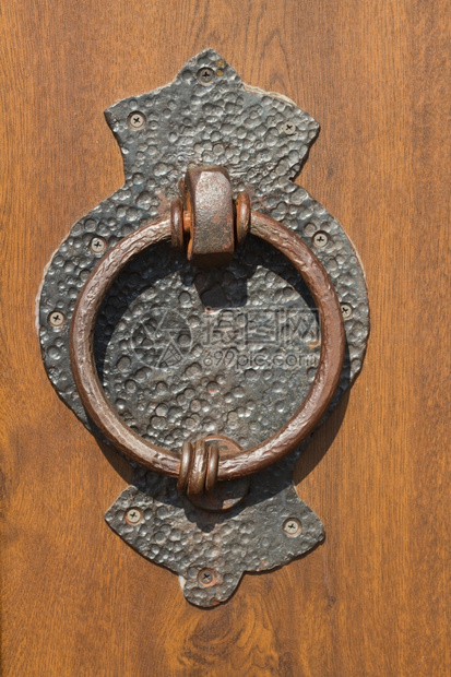 金属旋钮古董旧木门的环图片