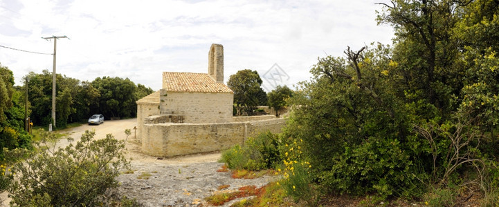 庭院岩石德罗姆法国普旺斯地区21世纪礼拜堂的废墟在高播天法国德罗梅图片