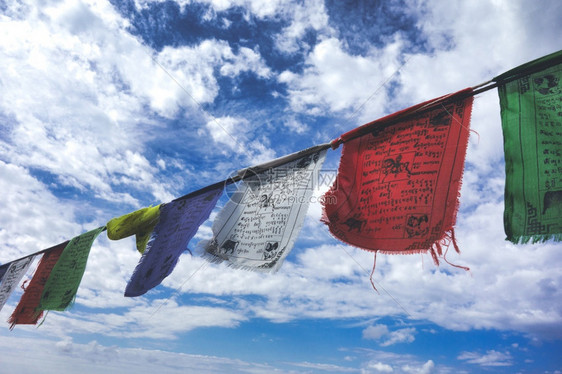 风修道院印度人在蓝天的青藏祈祷旗帜云彩图片
