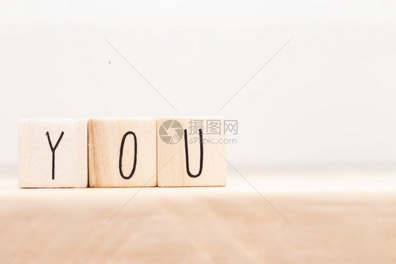 白色背景中带有单词You的木制立方体复空间YOU高的多于角度图片