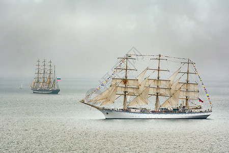 帆船被操纵黑海上航行船舶的海中离岸图片